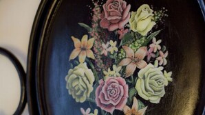 En sort bakke med blomstermotiv.