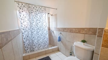 Duschwanne, Handtücher, Toilettenpapier