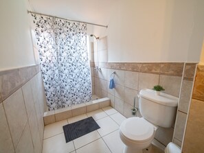 Duschwanne, Handtücher, Toilettenpapier