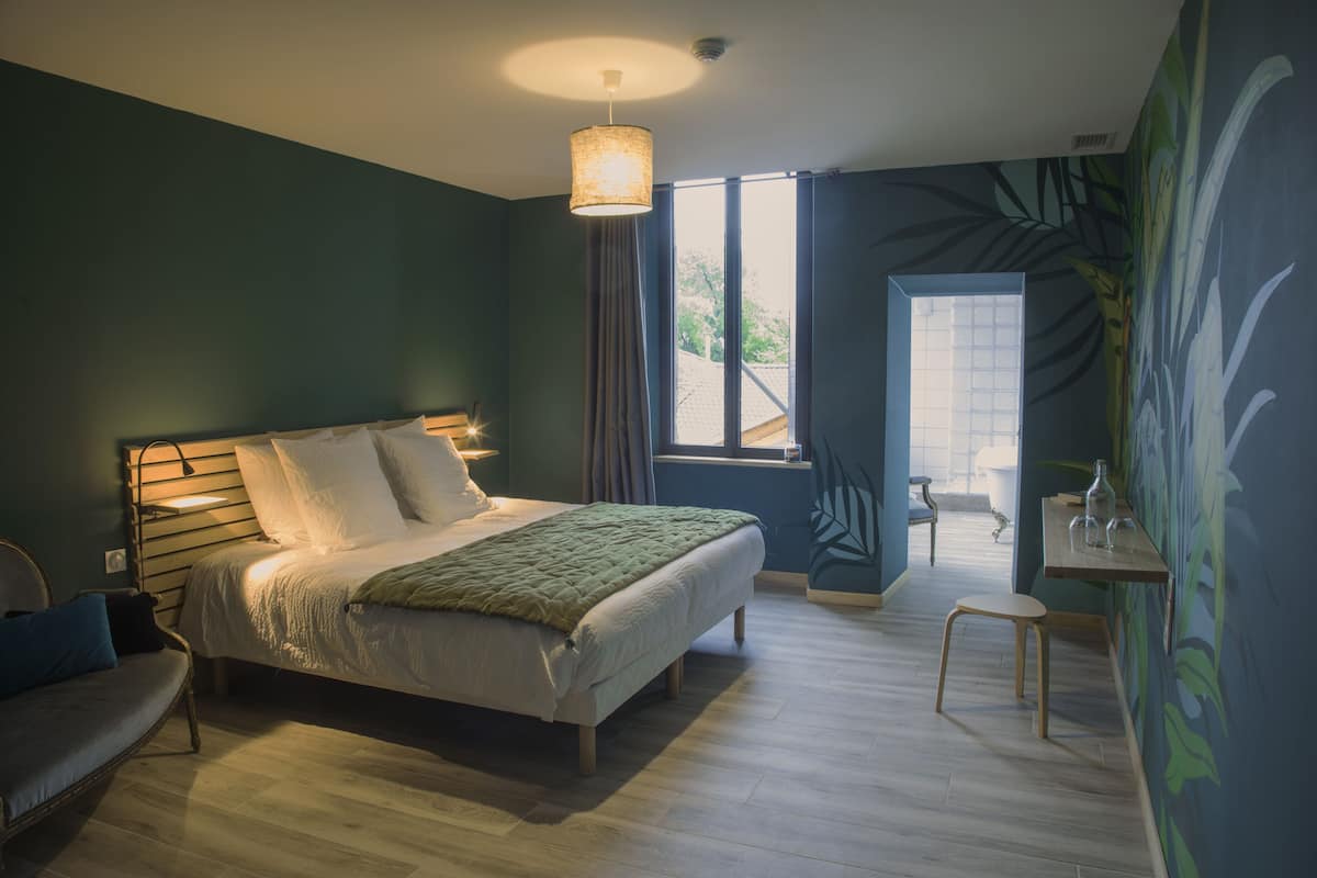 Chambre Double Supérieure, salle de bains attenante, vue cour intérieure