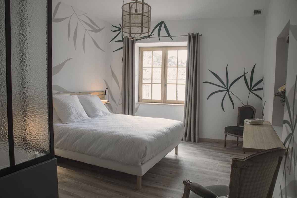 Chambre Double, salle de bains attenante