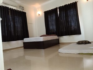 Quarto luxo | Roupas de cama antialérgicas, edredons de pluma, cortinas blackout