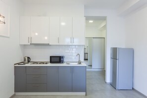 Kühlschrank, Mikrowelle, Ofen, Herdplatte