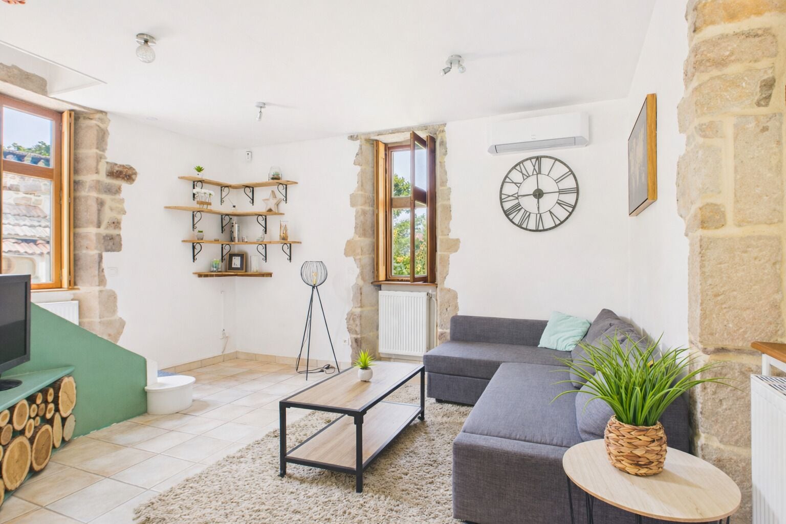 Tél évision, table de tennis de table, livres