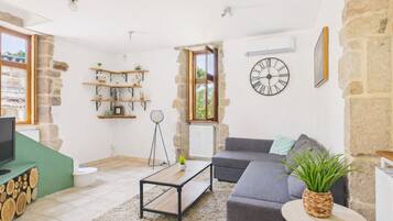 Tv, bordtennisbord, bøger