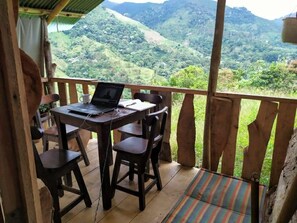 Outdoor dining - Ecocabaña Armenia Quindío Con Vista Hacia La Montaña, Con Terraza De Meditación (Pijao)