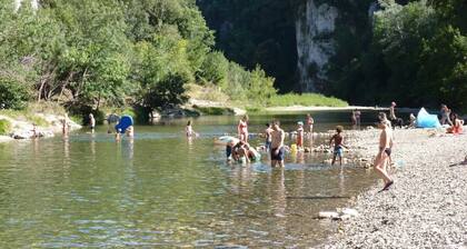 « Artist's apartment » avec terrasse au cĆur d' UzĂšs,, France