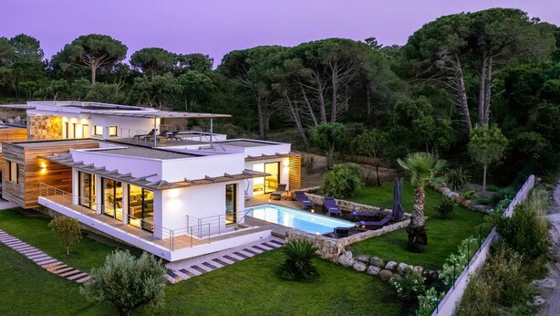A modern two-story house with a swimming pool, surrounded by lush greenery and trees. - Villa Maria 2. 12 pers, piscine chauffée, 5 min plage (sainte lucie de porto vecchio)