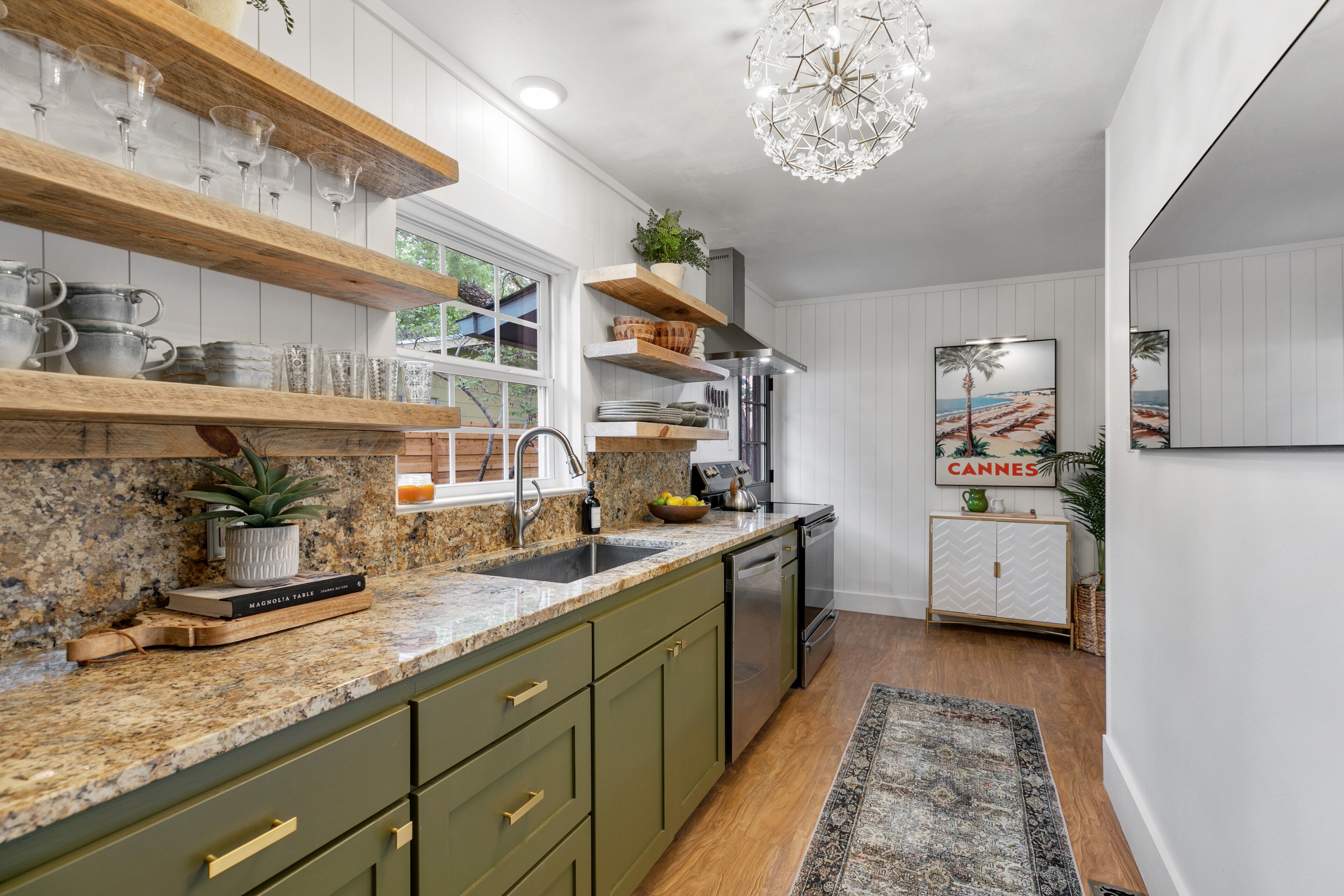 Gorgeous Modern Home w/ Cedar Barrel Hot Tub & Fire Pit