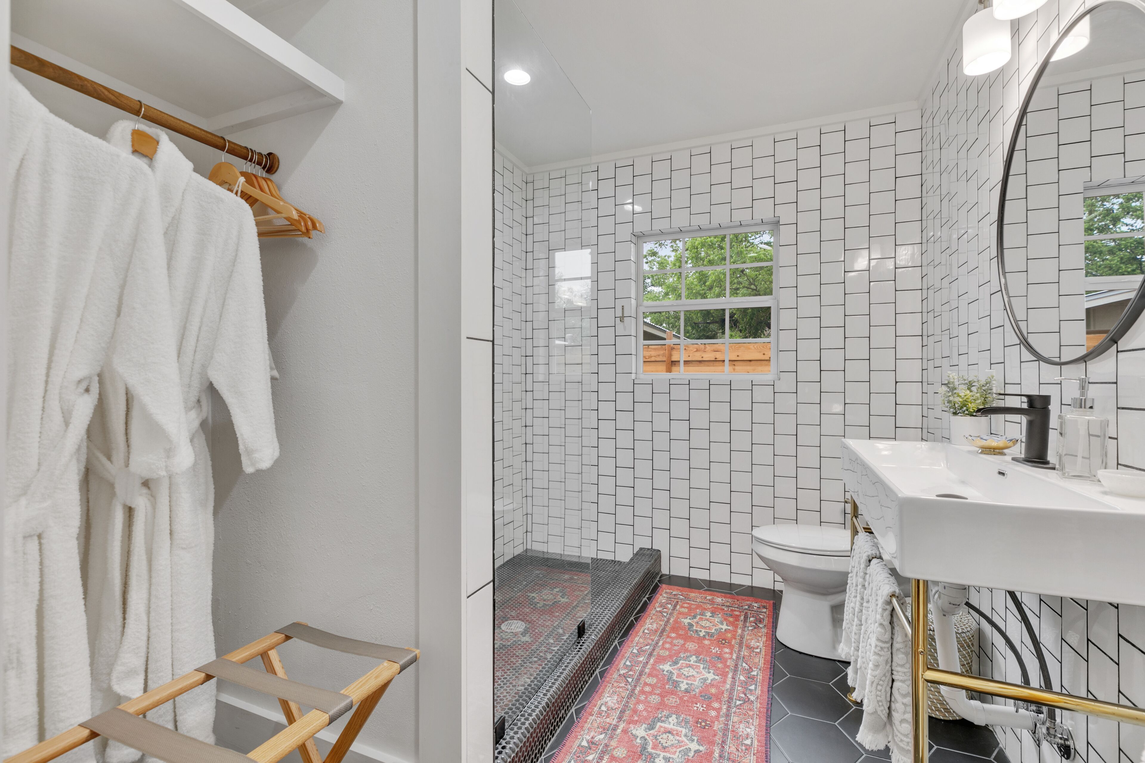 Gorgeous Modern Home w/ Cedar Barrel Hot Tub & Fire Pit