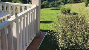 A balcony with a view of a well-maintained garden and a lake. - St Raphaël/App 4 pers/superb sea view/pool/wifi/climate (Saint-Raphaël)
