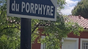 A sign reading "Rue du PORPHYRE" in front of a building with a red facade and white window frames. - St Raphaël/App 4 pers/superb sea view/pool/wifi/climate (Saint-Raphaël)