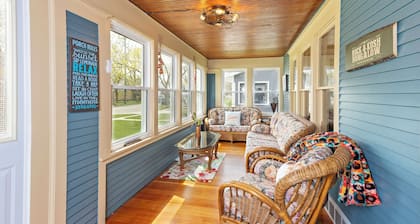 Waterfront Getaway: Kayaks, fishing, game room, fire pit, gathering room…