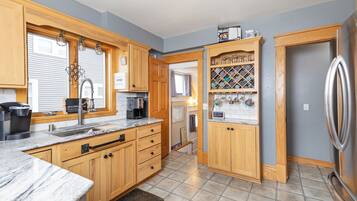 Jääkaappi, mikroaaltouuni, uuni, liesi