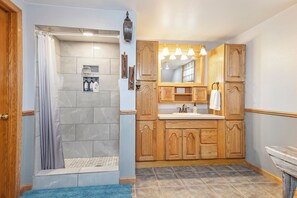 Combined shower/bathtub, hair dryer, towels, soap - Waterfront Getaway: Kayaks, fishing, game room, fire pit, gathering room… (Fort Atkinson)