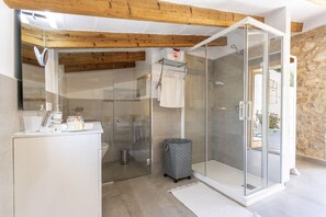 Dusche, Haartrockner, Handtücher