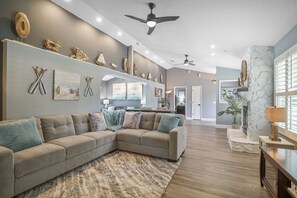 Smart TV, fireplace, video games, DVD player - HEATED Saltwater POOL, Harry Potter, BBQ, Lake, Fishing, Gazebo, Games & Firepit (St. Augustine)