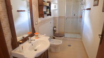 Dusche, Haartrockner, Bidet, Handtücher