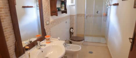 Dusche, Haartrockner, Bidet, HandtĂŒcher