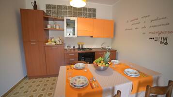 Een koelkast, een oven, een kookplaat, een koffiezetapparaat/waterkoker