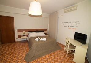 1 habitación, escritorio, tabla de planchar con plancha y cuna de viaje 