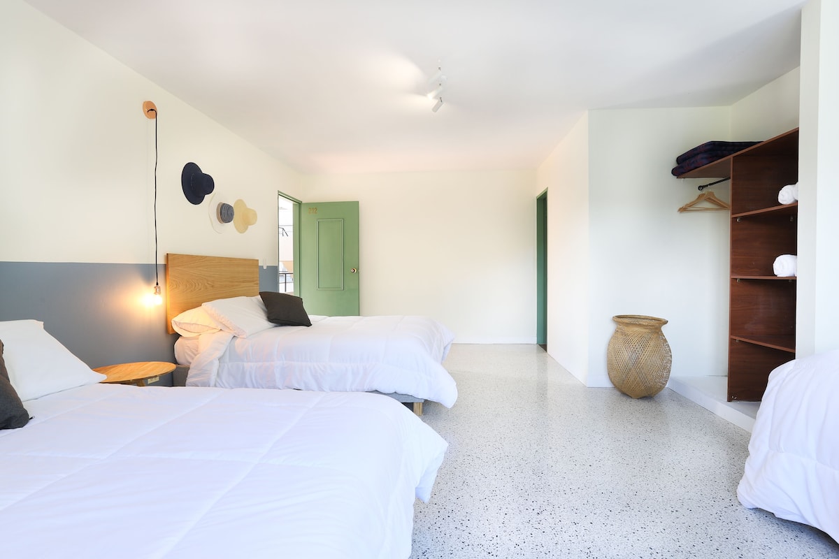 Room (Sextuple) | Peralatan tempat tidur hipoalergenik, gebar bulu kapas, Wi-fi percuma