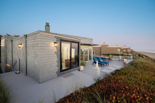 A modern house with a patio, a dining area, and a view of the beach. - Amazing House On The Beach!! (Watsonville)