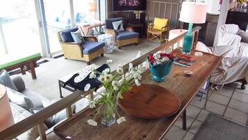 Smart-TV, Kamin, Bücher