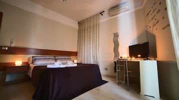 1 quarto, escrivaninha, ferros/tábuas de passar roupa, berço de viagem