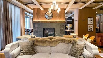 Una televisión, una chimenea