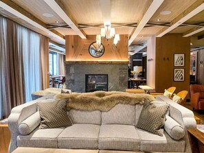 Télévision, cheminée