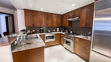 Frigorífico, microondas, placa de cocina y lavavajillas