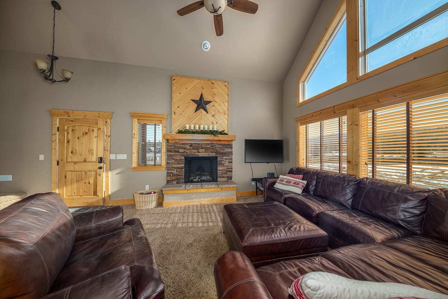 Mort's Cabin is cozy and comfortable with beautiful  views of the mountains. 