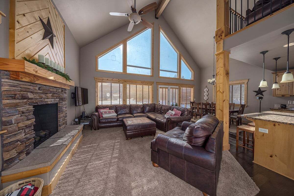 Mort's Cabin is cozy and comfortable with beautiful  views of the mountains. 