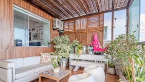 Un salon moderne avec un canapé blanc, une table basse et des plantes en pot.