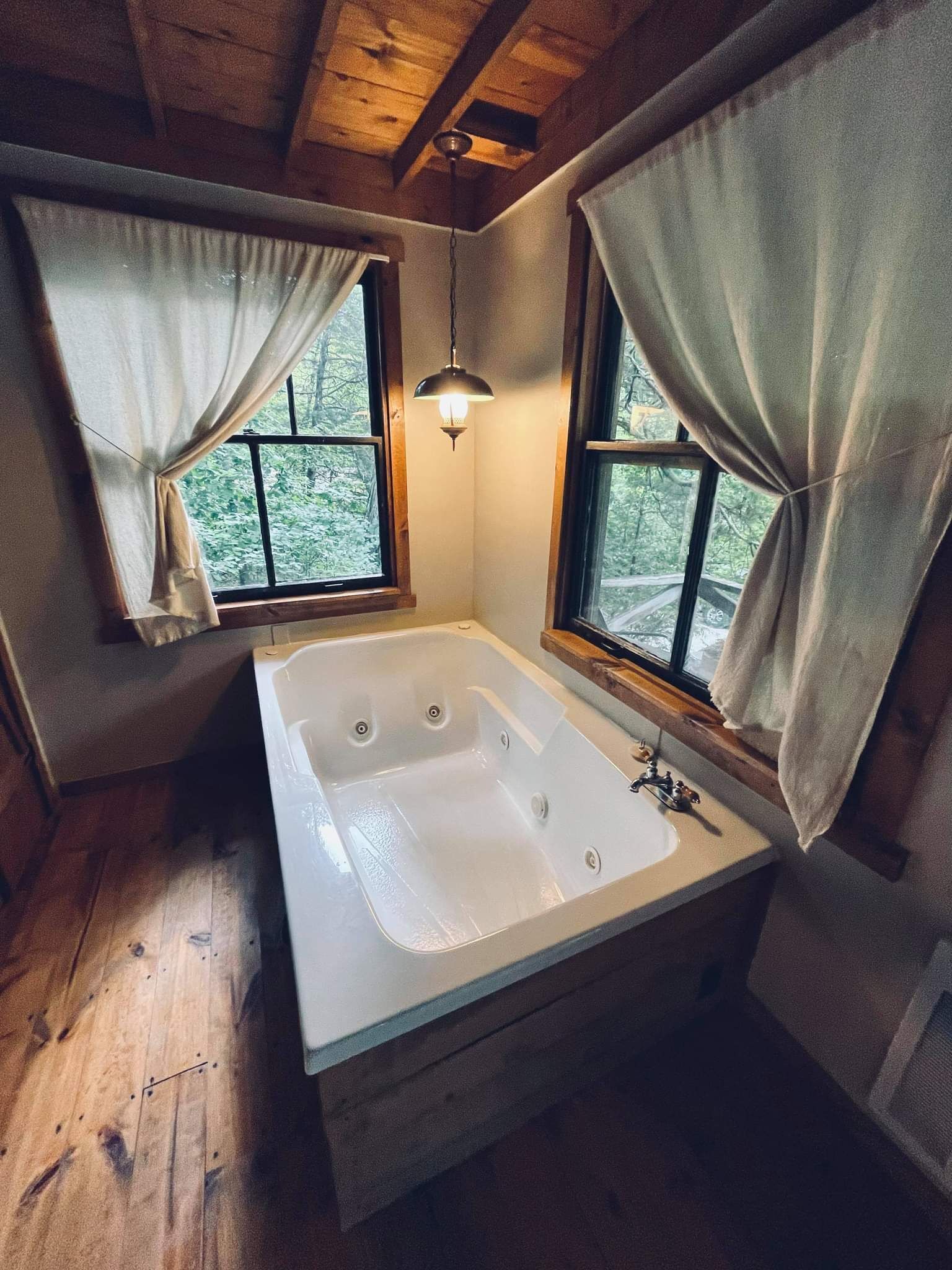 Rustic Cowboy cabin, peaceful retreat! 