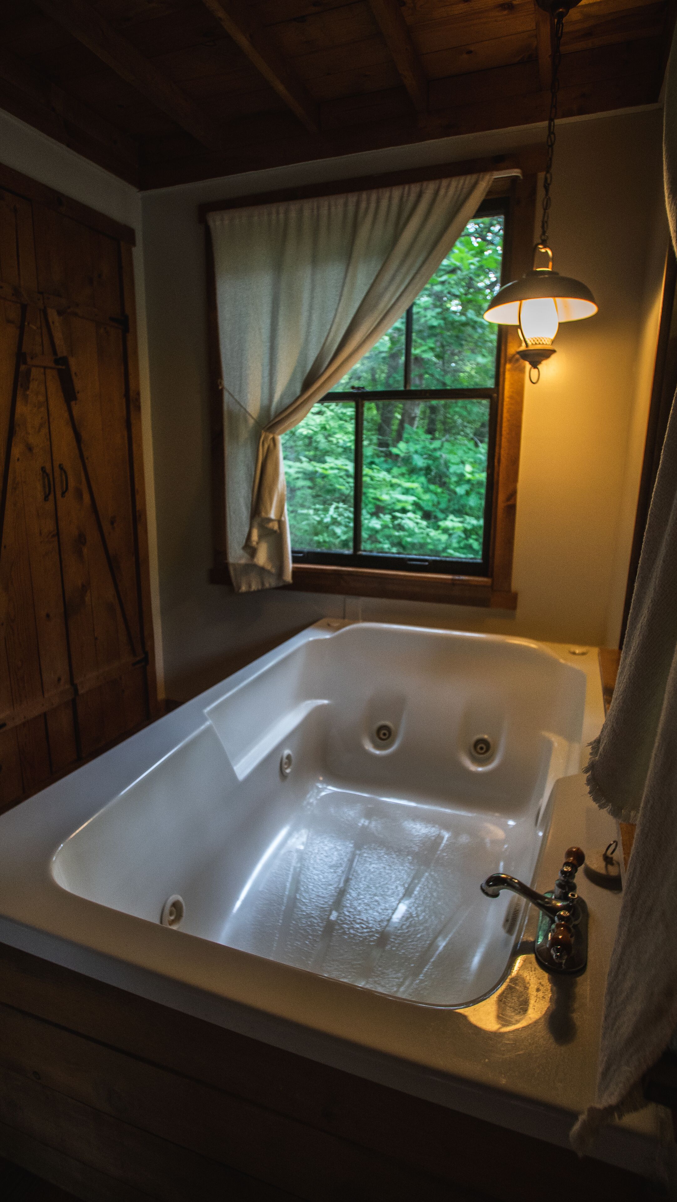 Rustic Cowboy cabin, peaceful retreat! 