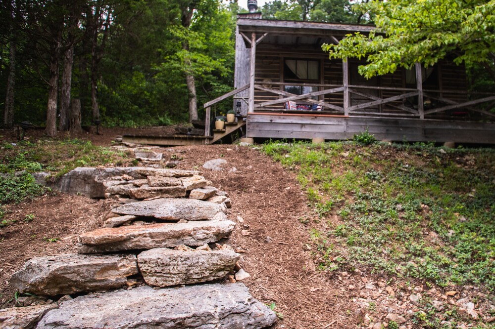 Rustic Cowboy cabin, peaceful retreat!
