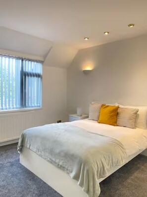 Habitación doble Confort | Escritorio, insonorización, wifi gratis y ropa de cama