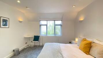 Comfort Double Room | Desk, soundproofing, free WiFi, bed sheets