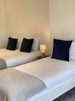 Habitación Grand con 1 cama matrimonial o 2 individuales | Escritorio, insonorización, wifi gratis y ropa de cama