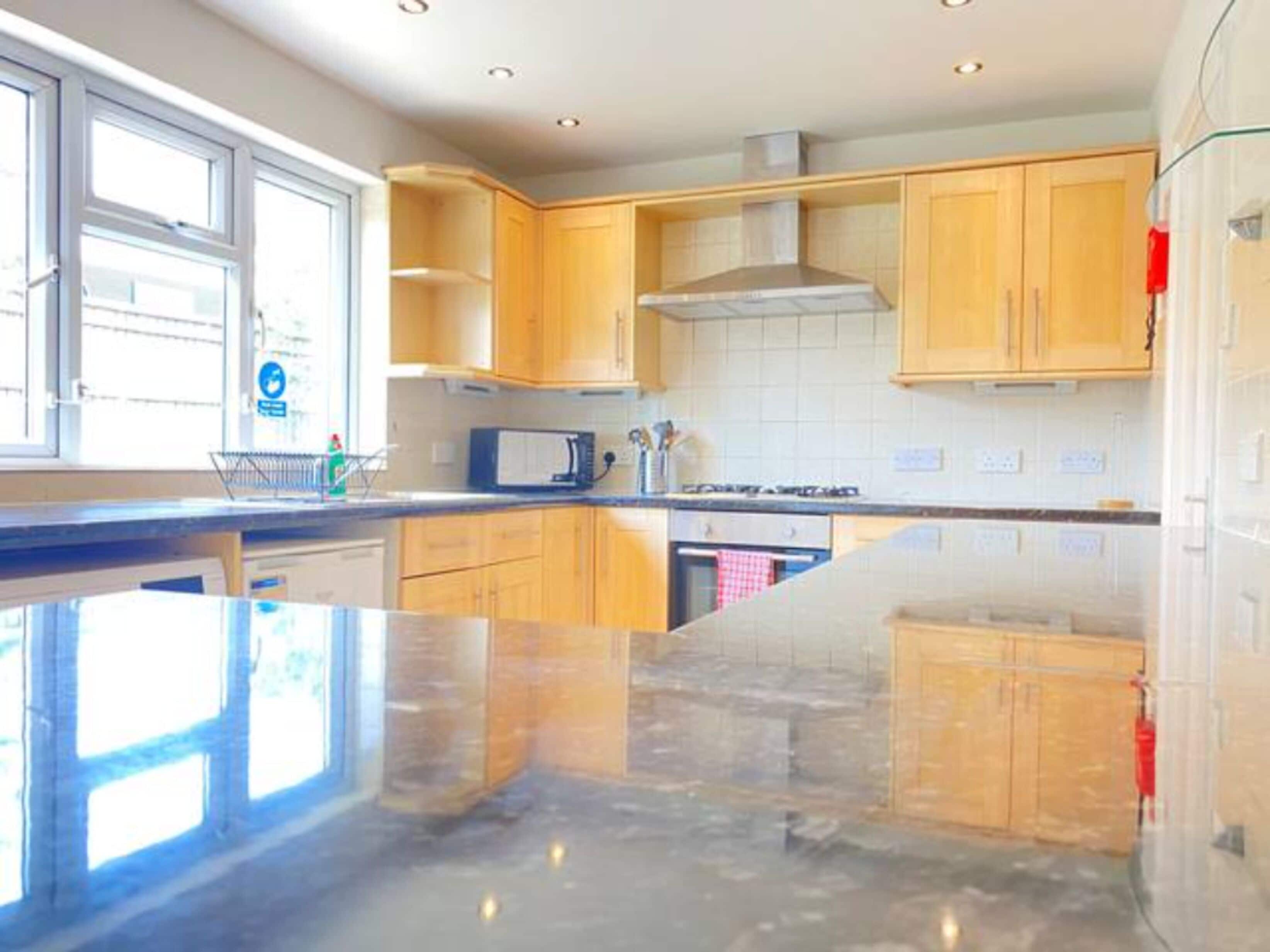 Full-sized fridge, electric kettle, cookware/dishes/utensils