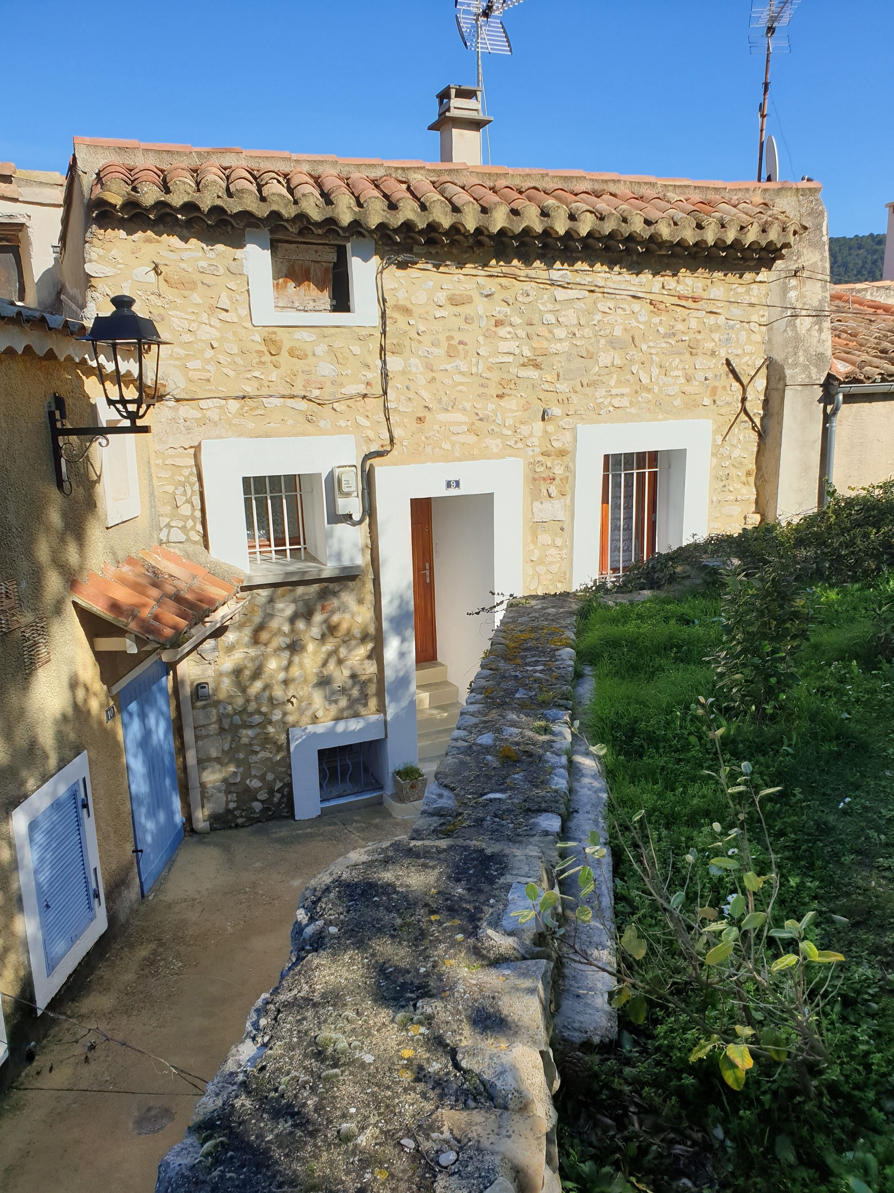 Charming house, village center overlooking the garden