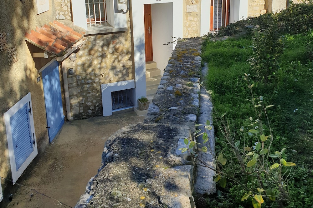 Charming house, village center overlooking the garden