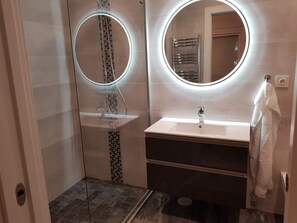 Combined shower/tub, hair dryer, towels, soap - Excellent private Villa with pool and ocean wiew (Las Lagunas de Mijas)
