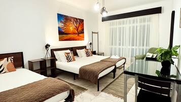 Chambre Triple Standard, salle de bains commune, vue jardin