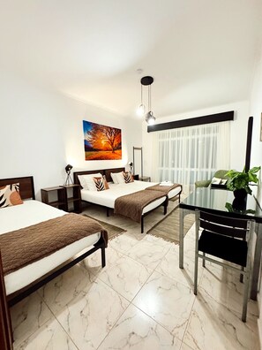 Habitación triple estándar, baño compartido, vistas al jardín