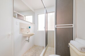Habitación doble superior | Baño | Regadera, amenidades de baño gratuitas, toallas, jabón 