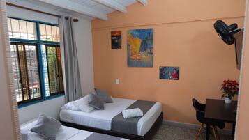 Neljän hengen superior-huone | Allergiatestatut vuodevaatteet, työpöytä, ilmainen Wi-Fi, vuodevaatteet