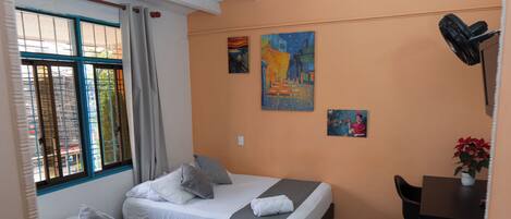 Quarto quádruplo superior | Roupas de cama antialérgicas, escrivaninha, Wi-Fi de cortesia